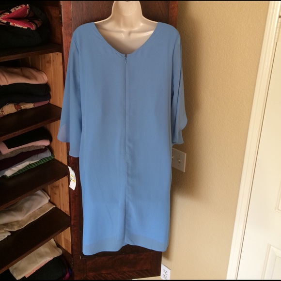 Fluttery split sleeves on this simple dress - Picture 2 of 3